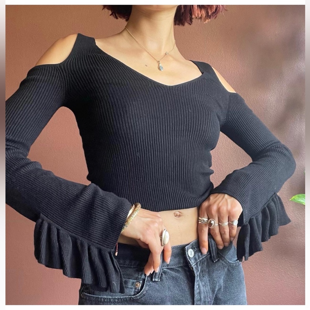 Express black cut shoulder raffle sleeves rib vneck sweater size large
